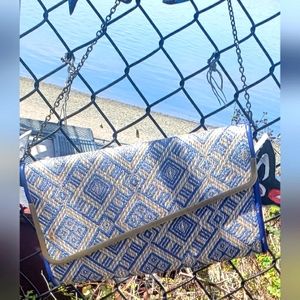 URBAN EXPRESSIONS STRAW & METAL CROSSBODY PURSE.